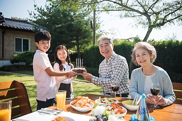 포토 JPG 주간 나무 여자 할아버지 노년 남자 할머니 음료 어린이 음식 의자 가족 식탁 손자 손녀 대가족 주택 한국 서기 웃음 들기 앉기 여러명 상반신 야외 앞모습 옆모습 아웃포커스 10대 와인 정원 화목 주스 고깔모자 한국인 축하 생일파티 60대 생일케이크 생일축하 생일상 안면도 국내포토 자연요소 식물 모자_잡화 아시아 뷰포인트 가구 다수 컨셉 관계 모션 청소년 탁자 주류 촬영기법 표정 사람 동양인 성인 건물 케이크 생일 충청남도 손주 태안 파일형식