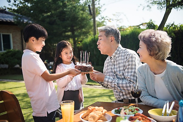 포토 JPG 주간 여자 할아버지 노년 남자 할머니 어린이 음식 의자 가족 식탁 손자 손녀 대가족 한국 서기 웃음 들기 앉기 여러명 상반신 야외 앞모습 옆모습 아웃포커스 10대 정원 화목 고깔모자 한국인 축하 생일파티 60대 불기 생일케이크 생일축하 생일상 안면도 국내포토 자연요소 모자_잡화 아시아 뷰포인트 가구 다수 컨셉 관계 모션 청소년 탁자 촬영기법 표정 사람 동양인 성인 케이크 생일 충청남도 손주 태안 파일형식
