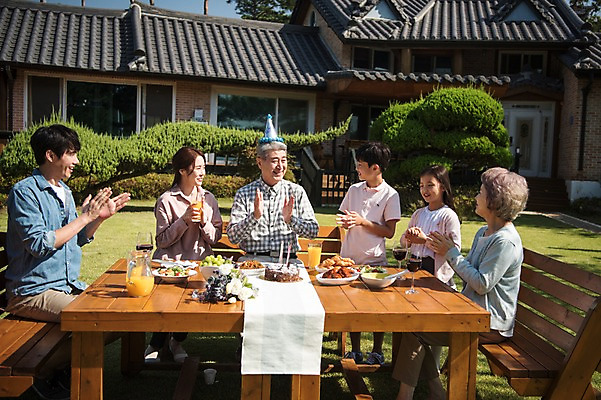 포토 JPG 주간 전신 나무 응시 여자 할아버지 남자 딸 아들 할머니 음료 어린이 음식 40대 의자 가족 식탁 엄마 대가족 주택 한국 웃음 앉기 여러명 상반신 성인 야외 앞모습 옆모습 아웃포커스 10대 30대 정원 화목 고깔모자 한국인 축하 생일파티 아빠 60대 생일케이크 박수 생일축하 생일상 안면도 국내포토 자연요소 식물 모자_잡화 시선 노년 아시아 뷰포인트 중년 가구 다수 컨셉 관계 모션 청소년 탁자 촬영기법 표정 사람 동양인 손짓 건물 장년 케이크 생일 충청남도 태안 파일형식