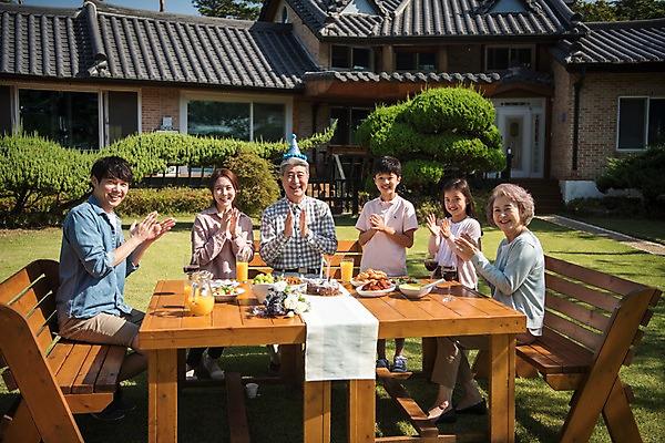 포토 JPG 주간 전신 나무 여자 할아버지 남자 딸 아들 할머니 음료 어린이 음식 40대 의자 가족 식탁 엄마 대가족 주택 한국 웃음 앉기 여러명 상반신 성인 야외 앞모습 옆모습 아웃포커스 10대 30대 정원 화목 고깔모자 한국인 축하 생일파티 아빠 60대 생일케이크 박수 생일축하 생일상 안면도 국내포토 자연요소 식물 모자_잡화 노년 아시아 뷰포인트 중년 가구 다수 컨셉 관계 모션 청소년 탁자 촬영기법 표정 사람 동양인 손짓 건물 장년 케이크 생일 충청남도 태안 파일형식
