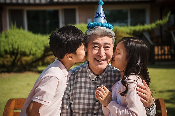 포토 JPG 주간 여자 할아버지 노년 남자 어린이 의자 가족 손자 손녀 키스 주택 한국 웃음 앉기 상반신 야외 앞모습 옆모습 아웃포커스 10대 세명 정원 화목 고깔모자 한국인 생일파티 60대 생일축하 안면도 국내포토 자연요소 모자 아시아 뷰포인트 가구 컨셉 관계 모션 청소년 촬영기법 표정 사람 동양인 성인 건물 축하 생일 충청남도 손주 애정표현 태안 파일형식