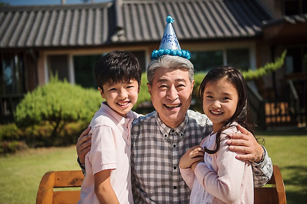 포토 JPG 주간 나무 여자 할아버지 노년 남자 어린이 의자 가족 손자 손녀 주택 한국 웃음 앉기 상반신 야외 앞모습 옆모습 아웃포커스 10대 세명 정원 화목 고깔모자 한국인 생일파티 60대 생일축하 안면도 어깨에손 국내포토 자연요소 식물 모자 아시아 뷰포인트 가구 컨셉 관계 모션 청소년 촬영기법 표정 사람 동양인 성인 건물 축하 생일 충청남도 손주 태안 파일형식