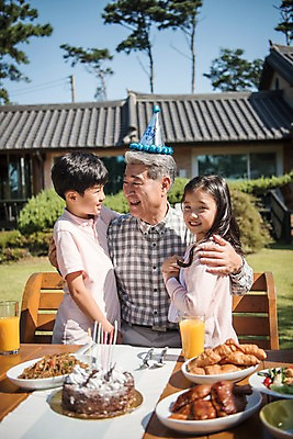 포토 JPG 주간 여자 할아버지 노년 남자 음료 어린이 음식 의자 가족 식탁 손자 손녀 주택 한국 웃음 앉기 상반신 야외 앞모습 옆모습 아웃포커스 10대 세명 정원 화목 고깔모자 한국인 생일파티 60대 생일케이크 생일축하 생일상 안면도 국내포토 자연요소 모자_잡화 아시아 뷰포인트 가구 컨셉 관계 모션 청소년 탁자 촬영기법 표정 사람 동양인 성인 건물 케이크 축하 생일 충청남도 손주 태안 파일형식