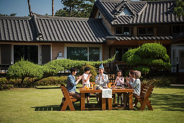 포토 JPG 주간 전신 나무 여자 할아버지 남자 딸 아들 할머니 음료 어린이 음식 40대 의자 가족 식탁 엄마 대가족 주택 한국 웃음 앉기 여러명 상반신 성인 야외 앞모습 옆모습 아웃포커스 10대 30대 정원 화목 고깔모자 한국인 축하 생일파티 아빠 60대 생일케이크 박수 생일축하 안면도 국내포토 자연요소 식물 모자_잡화 노년 아시아 뷰포인트 중년 가구 다수 컨셉 관계 모션 청소년 탁자 촬영기법 표정 사람 동양인 손짓 건물 장년 케이크 생일 충청남도 태안 파일형식