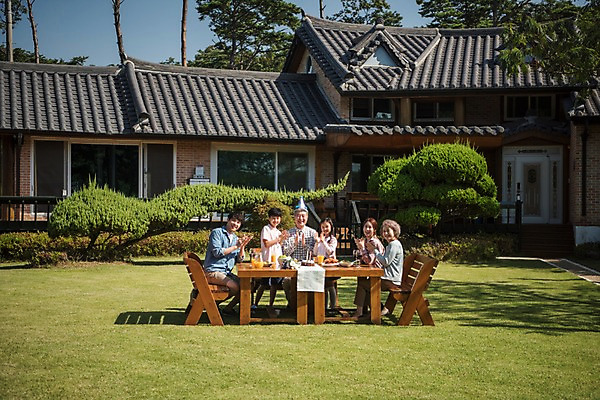 포토 JPG 주간 전신 나무 여자 할아버지 남자 딸 아들 할머니 어린이 음식 40대 의자 가족 식탁 엄마 대가족 주택 한국 웃음 앉기 여러명 상반신 성인 야외 앞모습 옆모습 아웃포커스 10대 30대 정원 화목 고깔모자 한국인 생일파티 아빠 60대 생일케이크 박수 생일축하 안면도 국내포토 자연요소 식물 모자_잡화 노년 아시아 뷰포인트 중년 가구 다수 컨셉 관계 모션 청소년 탁자 촬영기법 표정 사람 동양인 손짓 건물 장년 케이크 축하 생일 충청남도 태안 파일형식