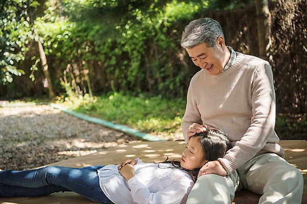 포토 JPG 주간 나무 응시 여자 할아버지 노년 남자 어린이 손녀 한국 미소 앉기 소녀 상반신 야외 두명 앞모습 옆모습 아웃포커스 눕기 한국인 잠 60대 무릎 평상 무릎베개 안면도 국내포토 자연요소 식물 시선 아시아 뷰포인트 모션 촬영기법 표정 사람 동양인 성인 신체부위 충청남도 손주 태안 파일형식