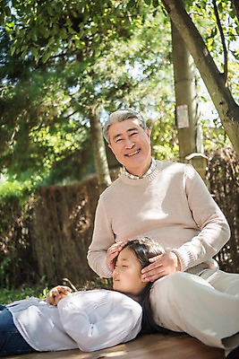 포토 JPG 주간 나무 여자 할아버지 노년 남자 어린이 손녀 한국 미소 앉기 소녀 상반신 야외 두명 앞모습 옆모습 아웃포커스 눕기 한국인 잠 60대 무릎 무릎베개 안면도 국내포토 자연요소 식물 아시아 뷰포인트 모션 촬영기법 표정 사람 동양인 성인 신체부위 충청남도 손주 태안 파일형식