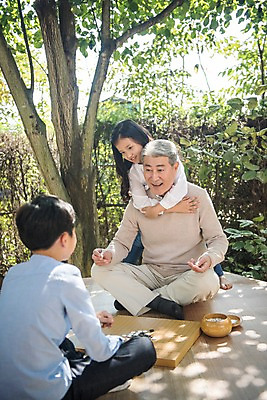 포토 JPG 주간 전신 나무 응시 여자 할아버지 노년 남자 어린이 가족 안기 손자 손녀 한국 서기 상반신 야외 앞모습 뒷모습 아웃포커스 10대 세명 놀람 한국인 60대 가부좌 평상 백허그 바둑 바둑판 안면도 국내포토 자연요소 식물 시선 감정 아시아 뷰포인트 관계 모션 포옹 청소년 놀이 촬영기법 표정 사람 앉기 동양인 성인 충청남도 손주 태안 파일형식