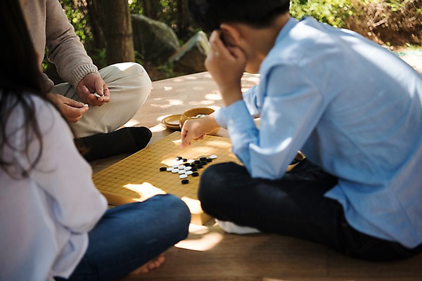 포토 JPG 주간 여자 할아버지 노년 남자 어린이 가족 손자 손녀 한국 상반신 야외 옆모습 뒷모습 아웃포커스 10대 세명 한국인 60대 가부좌 평상 바둑 바둑판 안면도 국내포토 자연요소 아시아 뷰포인트 관계 청소년 놀이 촬영기법 사람 앉기 동양인 성인 충청남도 손주 태안 파일형식