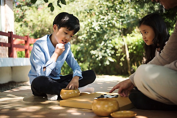 포토 JPG 주간 전신 응시 여자 할아버지 노년 남자 어린이 가족 손자 손녀 한국 상반신 야외 앞모습 옆모습 아웃포커스 10대 세명 턱괴기 한국인 60대 고민 가부좌 평상 바둑 바둑판 안면도 국내포토 자연요소 시선 감정 아시아 뷰포인트 관계 모션 청소년 놀이 촬영기법 사람 앉기 동양인 성인 충청남도 손주 태안 파일형식