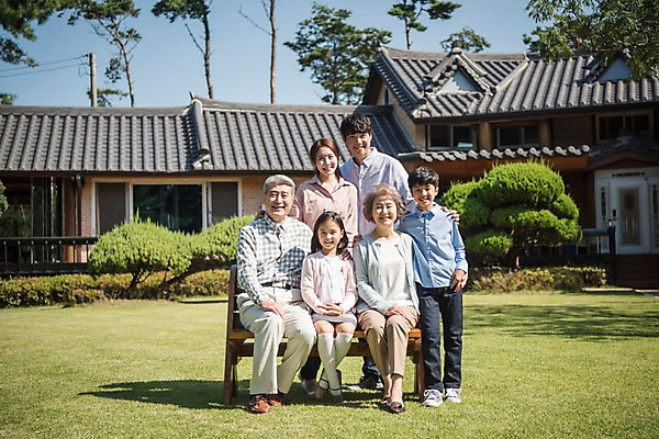 포토 JPG 주간 전신 나무 여자 할아버지 남자 딸 아들 할머니 어린이 40대 가족 엄마 한옥 대가족 주택 서기 미소 앉기 잔디 여러명 성인 야외 앞모습 10대 30대 정원 한국인 아빠 60대 안면도 어깨에손 국내포토 자연요소 식물 한국전통 노년 뷰포인트 중년 다수 고건축 관계 모션 청소년 표정 사람 동양인 건물 장년 충청남도 태안 파일형식