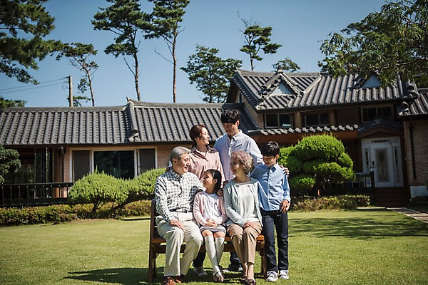 포토 JPG 주간 전신 나무 응시 여자 할아버지 남자 딸 아들 할머니 어린이 40대 가족 엄마 한옥 대가족 주택 서기 미소 앉기 잔디 여러명 성인 야외 앞모습 10대 30대 정원 한국인 아빠 60대 안면도 국내포토 자연요소 식물 한국전통 시선 노년 뷰포인트 중년 다수 고건축 관계 모션 청소년 표정 사람 동양인 건물 장년 충청남도 태안 파일형식