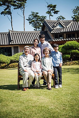 포토 JPG 주간 전신 나무 여자 할아버지 남자 딸 아들 할머니 어린이 40대 가족 엄마 한옥 대가족 주택 서기 미소 앉기 잔디 여러명 성인 야외 앞모습 10대 30대 정원 한국인 아빠 60대 안면도 국내포토 자연요소 식물 한국전통 노년 뷰포인트 중년 다수 고건축 관계 모션 청소년 표정 사람 동양인 건물 장년 충청남도 태안 파일형식
