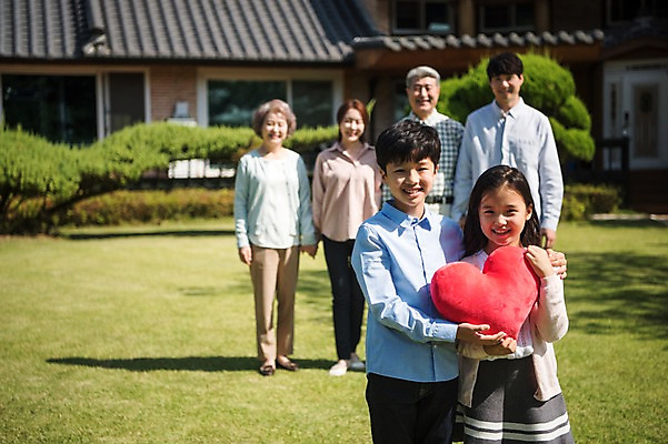 포토 JPG 주간 전신 나무 여자 할아버지 남자 딸 아들 할머니 어린이 40대 가족 엄마 한옥 대가족 주택 서기 미소 들기 잔디 여러명 성인 야외 앞모습 아웃포커스 10대 30대 정원 손잡기 화목 한국인 하트 아빠 60대 하트쿠션 안면도 국내포토 자연요소 모양 식물 한국전통 노년 뷰포인트 중년 다수 컨셉 쿠션 고건축 관계 모션 청소년 촬영기법 표정 사람 동양인 건물 장년 충청남도 태안 파일형식