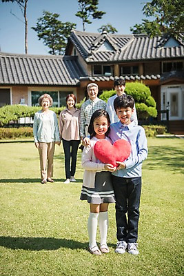 포토 JPG 주간 전신 여자 할아버지 남자 딸 아들 할머니 어린이 40대 쿠션 가족 엄마 한옥 대가족 주택 서기 웃음 들기 잔디 여러명 성인 야외 앞모습 아웃포커스 10대 30대 정원 한국인 하트 아빠 60대 하트쿠션 안면도 국내포토 자연요소 모양 식물 한국전통 노년 뷰포인트 중년 다수 고건축 관계 모션 청소년 촬영기법 표정 사람 동양인 건물 장년 충청남도 태안 파일형식