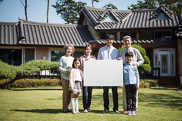 포토 JPG 주간 전신 나무 여자 할아버지 남자 딸 아들 할머니 어린이 40대 가족 엄마 한옥 대가족 주택 사각프레임 프레임 서기 미소 들기 잔디 여러명 성인 야외 앞모습 10대 30대 정원 한국인 아빠 60대 안면도 국내포토 자연요소 식물 한국전통 노년 뷰포인트 중년 다수 고건축 관계 모션 청소년 표정 사람 동양인 건물 장년 사각형 충청남도 태안 파일형식