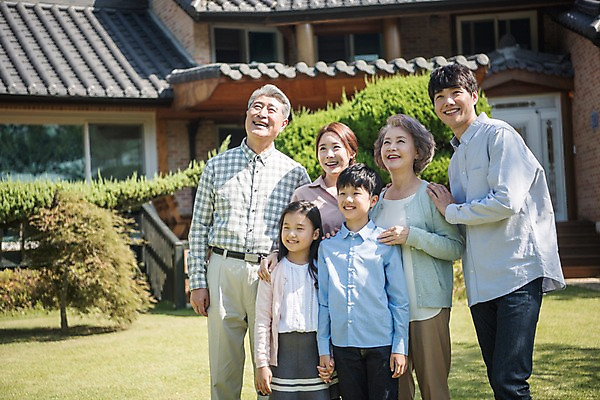 포토 JPG 주간 나무 응시 여자 할아버지 남자 딸 아들 할머니 어린이 40대 가족 엄마 한옥 대가족 주택 서기 웃음 잔디 여러명 상반신 성인 야외 앞모습 옆모습 10대 30대 정원 한국인 올려보기 아빠 60대 안면도 어깨에손 국내포토 자연요소 식물 한국전통 시선 노년 뷰포인트 중년 다수 고건축 관계 모션 청소년 표정 사람 동양인 건물 장년 충청남도 태안 파일형식