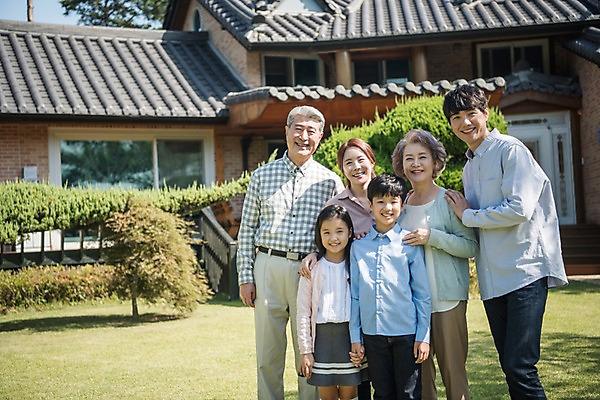 포토 JPG 주간 나무 여자 할아버지 남자 딸 아들 할머니 어린이 40대 가족 엄마 한옥 대가족 주택 서기 웃음 잔디 여러명 상반신 성인 야외 앞모습 아웃포커스 10대 30대 정원 한국인 아빠 60대 안면도 어깨에손 국내포토 자연요소 식물 한국전통 노년 뷰포인트 중년 다수 고건축 관계 모션 청소년 촬영기법 표정 사람 동양인 건물 장년 충청남도 태안 파일형식