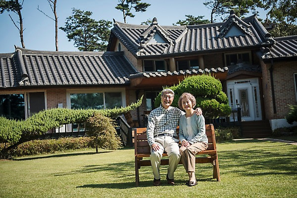 포토 JPG 주간 전신 나무 부부 여자 노년 남자 벤치 가족 한옥 주택 웃음 앉기 잔디 야외 두명 앞모습 정원 노부부 다정 한국인 60대 안면도 노인만 어깨에손 국내포토 자연요소 식물 한국전통 커플 뷰포인트 컨셉 고건축 의자 관계 모션 표정 사람 동양인 성인 건물 충청남도 태안 성인만 파일형식