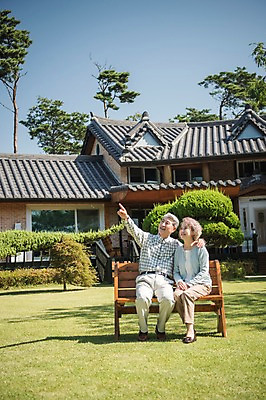 포토 JPG 주간 전신 나무 부부 응시 여자 노년 남자 벤치 가족 한옥 주택 웃음 앉기 잔디 야외 두명 앞모습 정원 노부부 다정 한국인 가리킴 60대 안면도 노인만 어깨에손 국내포토 자연요소 식물 한국전통 커플 시선 뷰포인트 컨셉 고건축 의자 관계 모션 표정 사람 동양인 손짓 성인 건물 충청남도 태안 성인만 파일형식