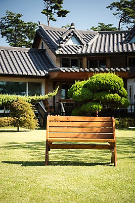 포토 JPG 주간 나무 벤치 한옥 주택 잔디 사람없음 야외 정원 맑음 안면도 국내포토 자연요소 식물 한국전통 고건축 의자 날씨 건물 충청남도 태안 파일형식