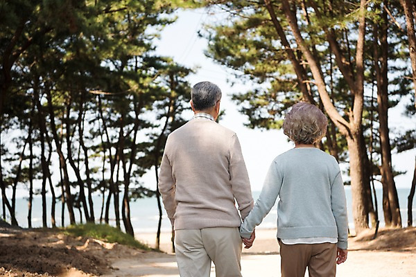 포토 JPG 주간 나무 부부 여자 노년 남자 가족 한국 상반신 해변 야외 두명 뒷모습 걷기 손잡기 노부부 다정 산책 한국인 60대 안면도 노인만 국내포토 자연요소 식물 커플 아시아 바다 뷰포인트 컨셉 관계 모션 휴식 사람 동양인 성인 충청남도 태안 성인만 파일형식