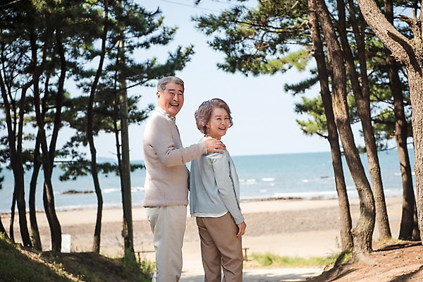 포토 JPG 주간 나무 부부 여자 노년 남자 가족 한국 서기 웃음 상반신 해변 야외 두명 옆모습 노부부 다정 산책 한국인 뒤돌아보기 60대 안면도 노인만 어깨에손 국내포토 자연요소 식물 커플 아시아 바다 뷰포인트 컨셉 관계 모션 휴식 표정 사람 동양인 성인 충청남도 태안 성인만 파일형식