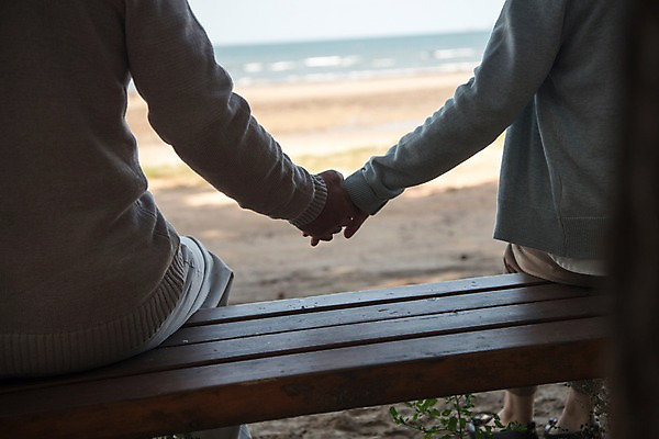 포토 JPG 주간 부부 여자 노년 남자 벤치 가족 한국 앉기 상반신 해변 야외 두명 뒷모습 손잡기 노부부 다정 산책 한국인 60대 안면도 노인만 국내포토 자연요소 커플 아시아 바다 뷰포인트 컨셉 의자 관계 모션 휴식 사람 동양인 성인 충청남도 태안 성인만 파일형식