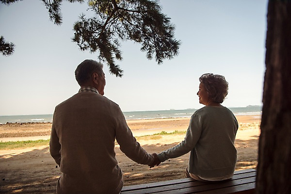 포토 JPG 주간 부부 응시 여자 노년 남자 벤치 가족 한국 앉기 상반신 해변 야외 두명 뒷모습 손잡기 노부부 다정 산책 한국인 60대 안면도 노인만 국내포토 자연요소 커플 시선 아시아 바다 뷰포인트 컨셉 의자 관계 모션 휴식 사람 동양인 성인 충청남도 태안 성인만 파일형식