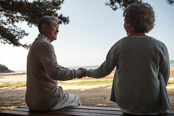포토 JPG 주간 부부 응시 여자 노년 남자 벤치 가족 한국 미소 앉기 상반신 해변 야외 두명 옆모습 뒷모습 손잡기 노부부 다정 산책 한국인 60대 안면도 노인만 국내포토 자연요소 커플 시선 아시아 바다 뷰포인트 컨셉 의자 관계 모션 휴식 표정 사람 동양인 성인 충청남도 태안 성인만 파일형식