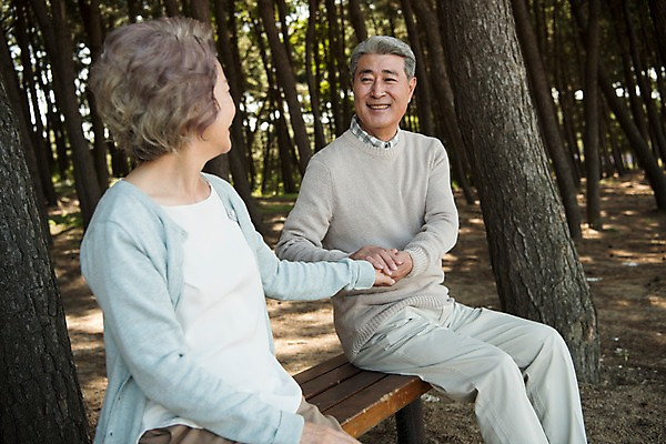 포토 JPG 주간 나무 부부 응시 여자 노년 남자 벤치 가족 한국 미소 앉기 상반신 야외 두명 앞모습 옆모습 손잡기 노부부 다정 산책 한국인 60대 숲 안면도 노인만 국내포토 자연요소 식물 커플 시선 아시아 뷰포인트 컨셉 의자 관계 모션 휴식 표정 사람 동양인 성인 충청남도 태안 성인만 파일형식 나라 가구 인종 충청도 생활용품 오브젝트