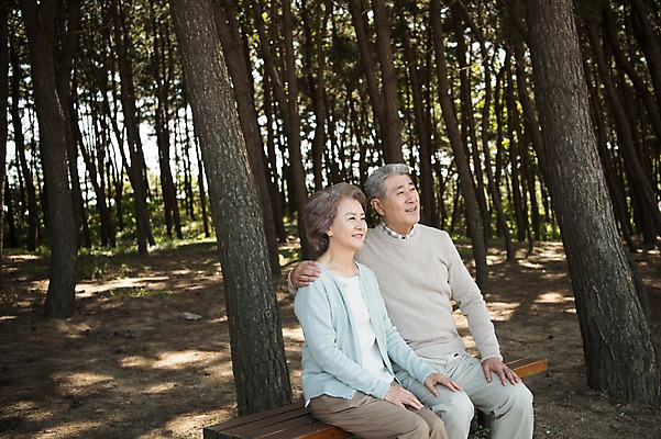 포토 JPG 주간 나무 부부 응시 여자 노년 남자 벤치 가족 한국 미소 앉기 상반신 야외 두명 옆모습 노부부 다정 산책 한국인 60대 숲 안면도 노인만 어깨에손 국내포토 자연요소 식물 커플 시선 아시아 뷰포인트 컨셉 의자 관계 모션 휴식 표정 사람 동양인 성인 충청남도 태안 성인만 파일형식