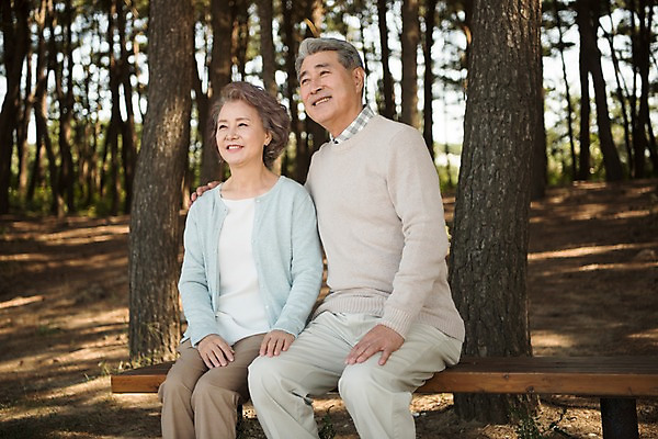 포토 JPG 주간 나무 부부 응시 여자 노년 남자 벤치 가족 한국 미소 앉기 상반신 야외 두명 앞모습 아웃포커스 노부부 다정 산책 한국인 60대 숲 안면도 노인만 어깨에손 국내포토 자연요소 식물 커플 시선 아시아 뷰포인트 컨셉 의자 관계 모션 휴식 촬영기법 표정 사람 동양인 성인 충청남도 태안 성인만 파일형식