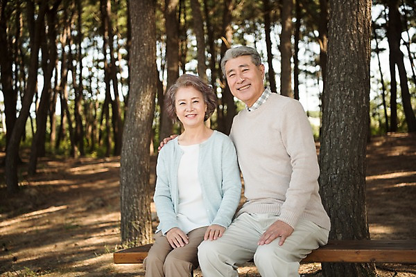 포토 JPG 주간 나무 부부 여자 노년 남자 벤치 가족 한국 미소 앉기 상반신 야외 두명 앞모습 노부부 다정 산책 한국인 60대 숲 안면도 노인만 어깨에손 국내포토 자연요소 식물 커플 아시아 뷰포인트 컨셉 의자 관계 모션 휴식 표정 사람 동양인 성인 충청남도 태안 성인만 파일형식 나라 가구 인종 충청도 생활용품 오브젝트