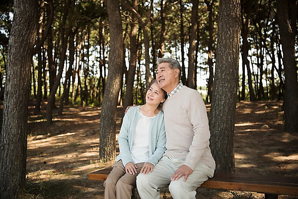 포토 JPG 주간 나무 부부 응시 여자 노년 남자 벤치 가족 한국 미소 앉기 상반신 야외 두명 앞모습 노부부 기댐 다정 산책 한국인 60대 숲 안면도 노인만 어깨에손 국내포토 자연요소 식물 커플 시선 아시아 뷰포인트 컨셉 의자 관계 모션 휴식 표정 사람 동양인 성인 충청남도 태안 성인만 파일형식