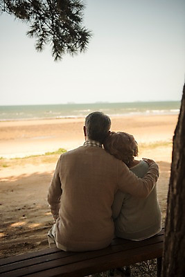 포토 JPG 주간 부부 여자 노년 남자 벤치 가족 한국 앉기 상반신 해변 야외 두명 뒷모습 노부부 다정 산책 한국인 60대 안면도 노인만 어깨에손 국내포토 자연요소 커플 아시아 바다 뷰포인트 컨셉 의자 관계 모션 휴식 사람 동양인 성인 충청남도 태안 성인만 파일형식