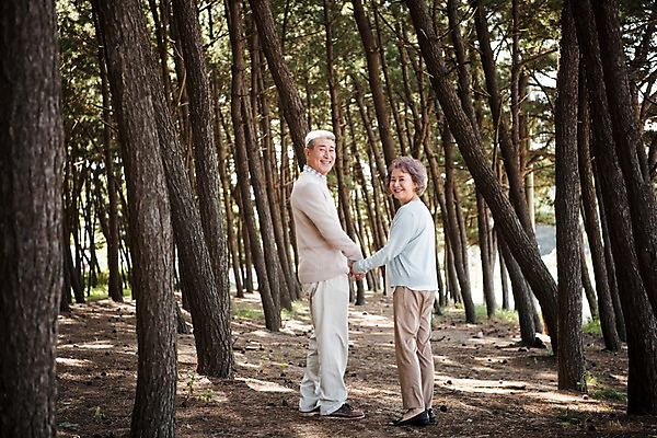 포토 JPG 주간 전신 나무 부부 응시 여자 노년 남자 가족 한국 서기 웃음 야외 두명 옆모습 손잡기 노부부 다정 산책 한국인 뒤돌아보기 60대 숲 안면도 노인만 국내포토 자연요소 식물 커플 시선 아시아 뷰포인트 컨셉 관계 모션 휴식 표정 사람 동양인 성인 충청남도 태안 성인만 파일형식