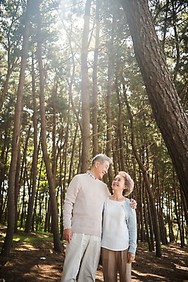 포토 JPG 주간 나무 부부 응시 여자 노년 남자 가족 한국 서기 미소 상반신 야외 두명 앞모습 마주보기 노부부 다정 산책 한국인 60대 숲 안면도 노인만 어깨에손 국내포토 자연요소 식물 커플 시선 아시아 뷰포인트 컨셉 관계 모션 휴식 표정 사람 동양인 성인 충청남도 태안 성인만 파일형식
