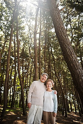 포토 JPG 주간 나무 부부 응시 여자 노년 남자 가족 한국 서기 미소 상반신 야외 두명 앞모습 노부부 기댐 다정 산책 한국인 60대 숲 안면도 노인만 어깨에손 국내포토 자연요소 식물 커플 시선 아시아 뷰포인트 컨셉 관계 모션 휴식 표정 사람 동양인 성인 충청남도 태안 성인만 파일형식