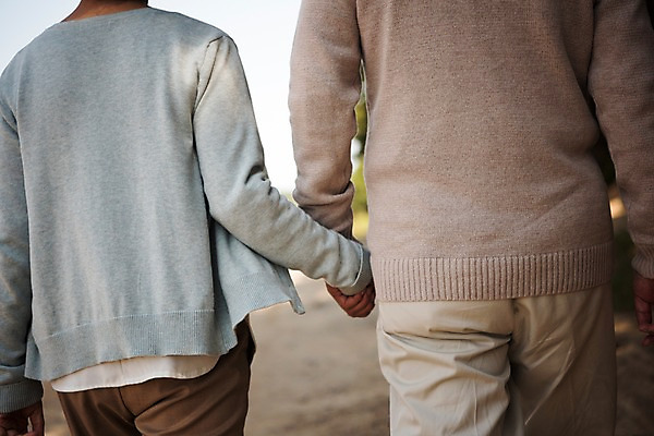 포토 JPG 주간 부부 여자 노년 남자 가족 한국 상반신 야외 두명 뒷모습 걷기 손잡기 노부부 다정 산책 한국인 60대 안면도 노인만 국내포토 자연요소 커플 아시아 뷰포인트 컨셉 관계 모션 휴식 사람 동양인 성인 충청남도 태안 성인만 파일형식