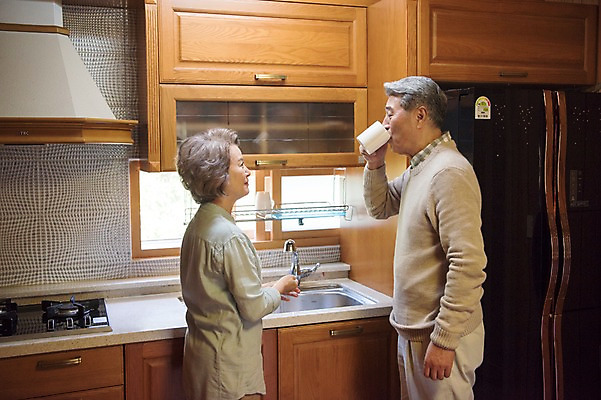 포토 JPG 부부 응시 여자 노년 남자 가족 한국 실내 서기 상반신 두명 옆모습 주방 노부부 한국인 마시기 60대 싱크대 냉장고 물마시기 안면도 노인만 국내포토 커플 시선 아시아 뷰포인트 관계 모션 사람 동양인 성인 내부 가전제품 충청남도 개수대 태안 성인만 파일형식