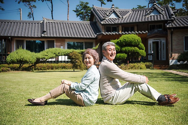 포토 JPG 주간 전신 나무 부부 여자 노년 남자 가족 한옥 주택 미소 앉기 잔디 야외 두명 옆모습 아웃포커스 정원 노부부 한국인 등맞대기 60대 안면도 노인만 국내포토 자연요소 식물 한국전통 커플 뷰포인트 고건축 관계 모션 촬영기법 표정 사람 동양인 성인 건물 충청남도 태안 성인만 파일형식