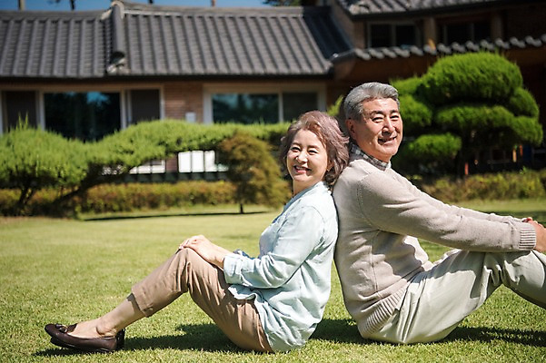 포토 JPG 주간 전신 나무 부부 여자 노년 남자 가족 한옥 주택 미소 앉기 잔디 야외 두명 옆모습 아웃포커스 정원 노부부 한국인 등맞대기 60대 안면도 노인만 국내포토 자연요소 식물 한국전통 커플 뷰포인트 고건축 관계 모션 촬영기법 표정 사람 동양인 성인 건물 충청남도 태안 성인만 파일형식