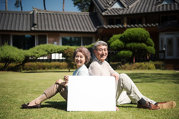 포토 JPG 주간 전신 나무 부부 여자 노년 남자 가족 한옥 주택 사각프레임 프레임 미소 앉기 잔디 야외 두명 옆모습 아웃포커스 정원 노부부 한국인 등맞대기 60대 안면도 노인만 국내포토 자연요소 식물 한국전통 커플 뷰포인트 고건축 관계 모션 촬영기법 표정 사람 동양인 성인 건물 사각형 충청남도 태안 성인만 파일형식
