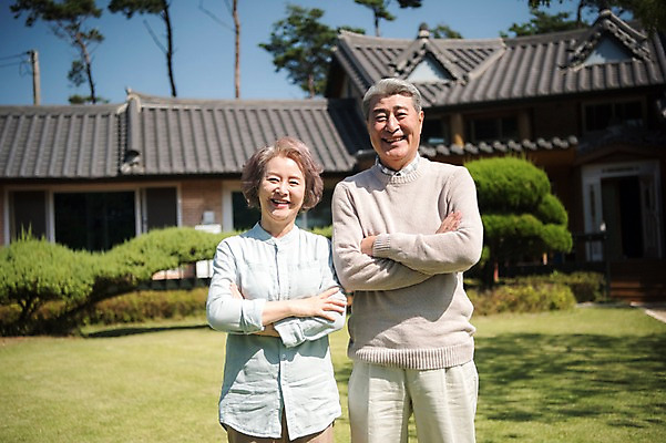 포토 JPG 주간 나무 부부 여자 노년 남자 가족 한옥 주택 서기 웃음 잔디 상반신 야외 두명 앞모습 아웃포커스 팔짱 정원 노부부 한국인 60대 안면도 노인만 국내포토 자연요소 식물 한국전통 커플 뷰포인트 고건축 관계 모션 촬영기법 표정 사람 동양인 성인 건물 충청남도 태안 성인만 파일형식