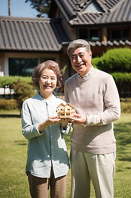 포토 JPG 주간 나무 부부 여자 노년 남자 가족 부동산 한옥 주택 서기 웃음 들기 잔디 상반신 야외 두명 앞모습 아웃포커스 모형 정원 노부부 한국인 60대 건축모형 안면도 노인만 집모양 국내포토 자연요소 모양 식물 한국전통 커플 뷰포인트 고건축 관계 모션 촬영기법 표정 사람 동양인 성인 건물 재산 충청남도 태안 성인만 파일형식