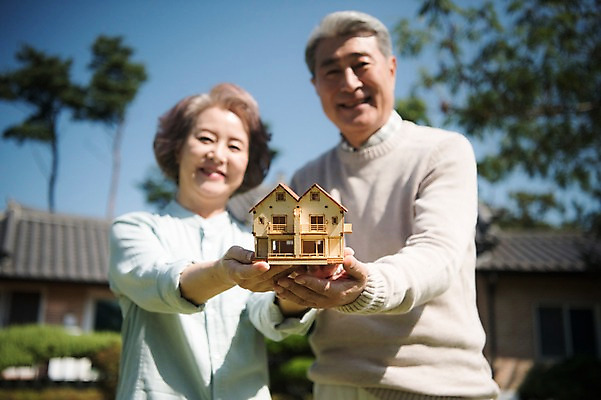 포토 JPG 주간 나무 부부 여자 노년 남자 가족 부동산 한옥 주택 서기 미소 들기 잔디 상반신 야외 두명 앞모습 아웃포커스 모형 정원 노부부 한국인 60대 건축모형 안면도 노인만 집모양 국내포토 자연요소 모양 식물 한국전통 커플 뷰포인트 고건축 관계 모션 촬영기법 표정 사람 동양인 성인 건물 재산 충청남도 태안 성인만 파일형식