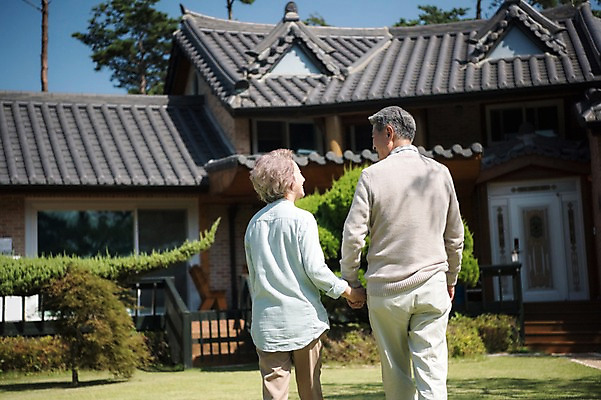 포토 JPG 주간 나무 부부 여자 노년 남자 가족 한옥 주택 상반신 야외 두명 앞모습 옆모습 뒷모습 아웃포커스 걷기 정원 손잡기 노부부 다정 한국인 60대 안면도 노인만 국내포토 자연요소 식물 한국전통 커플 뷰포인트 컨셉 고건축 관계 모션 촬영기법 사람 동양인 성인 건물 충청남도 태안 성인만 파일형식
