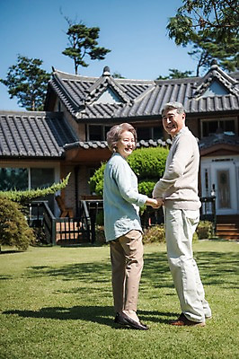 포토 JPG 주간 전신 부부 여자 노년 남자 가족 한옥 주택 서기 웃음 잔디 야외 두명 옆모습 아웃포커스 정원 손잡기 노부부 다정 한국인 뒤돌아보기 60대 안면도 노인만 국내포토 자연요소 식물 한국전통 커플 뷰포인트 컨셉 고건축 관계 모션 촬영기법 표정 사람 동양인 성인 건물 충청남도 태안 성인만 파일형식