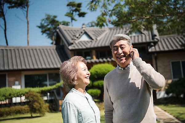 포토 JPG 주간 나무 부부 여자 노년 남자 가족 한옥 주택 서기 미소 들기 잔디 상반신 야외 두명 앞모습 옆모습 아웃포커스 스마트폰 정원 노부부 한국인 60대 통화 안면도 노인만 국내포토 자연요소 식물 한국전통 커플 뷰포인트 고건축 관계 모션 촬영기법 표정 사람 동양인 성인 건물 핸드폰 스마트기기 충청남도 태안 성인만 파일형식